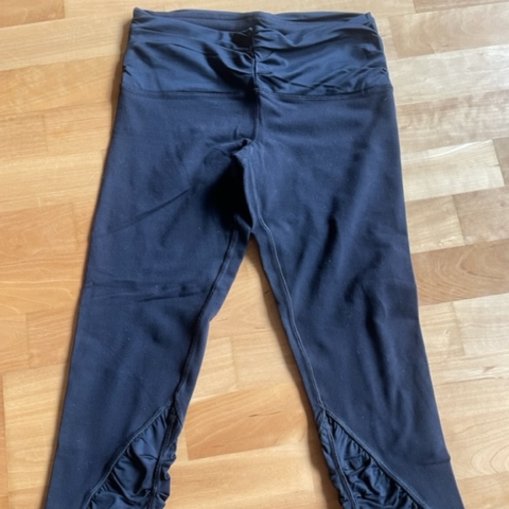 Lululemon Athletica capri black legging size 8